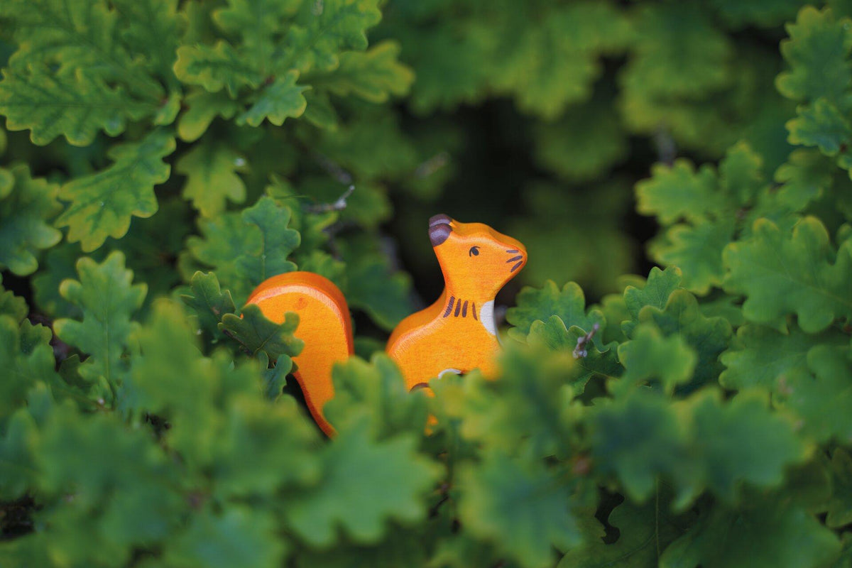 HOLZTIGER Holzfigur Eichhörnchen in Orange – Nahaufnahme
