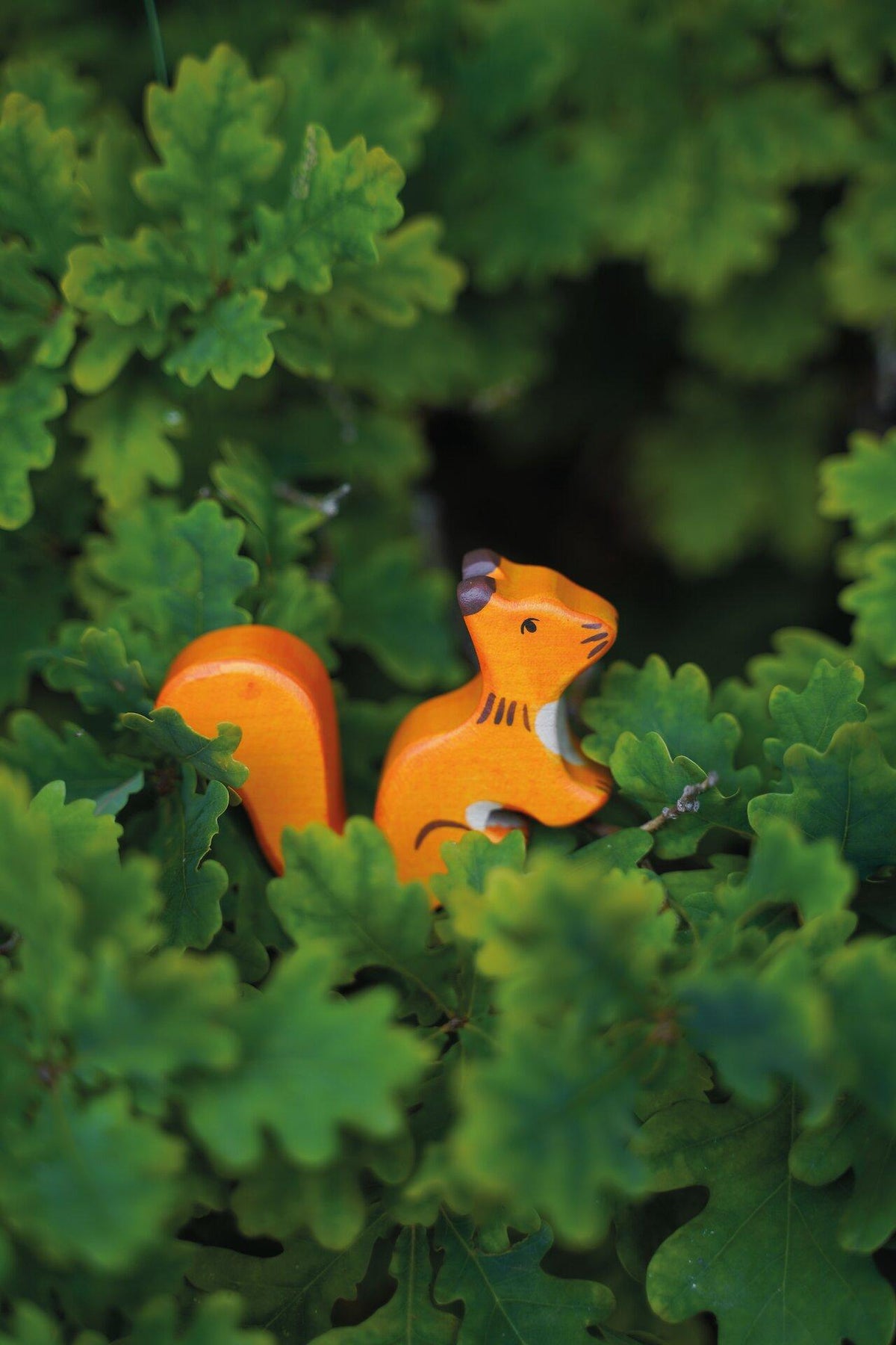 HOLZTIGER Holzfigur Eichhörnchen in Orange – Gesamtansicht