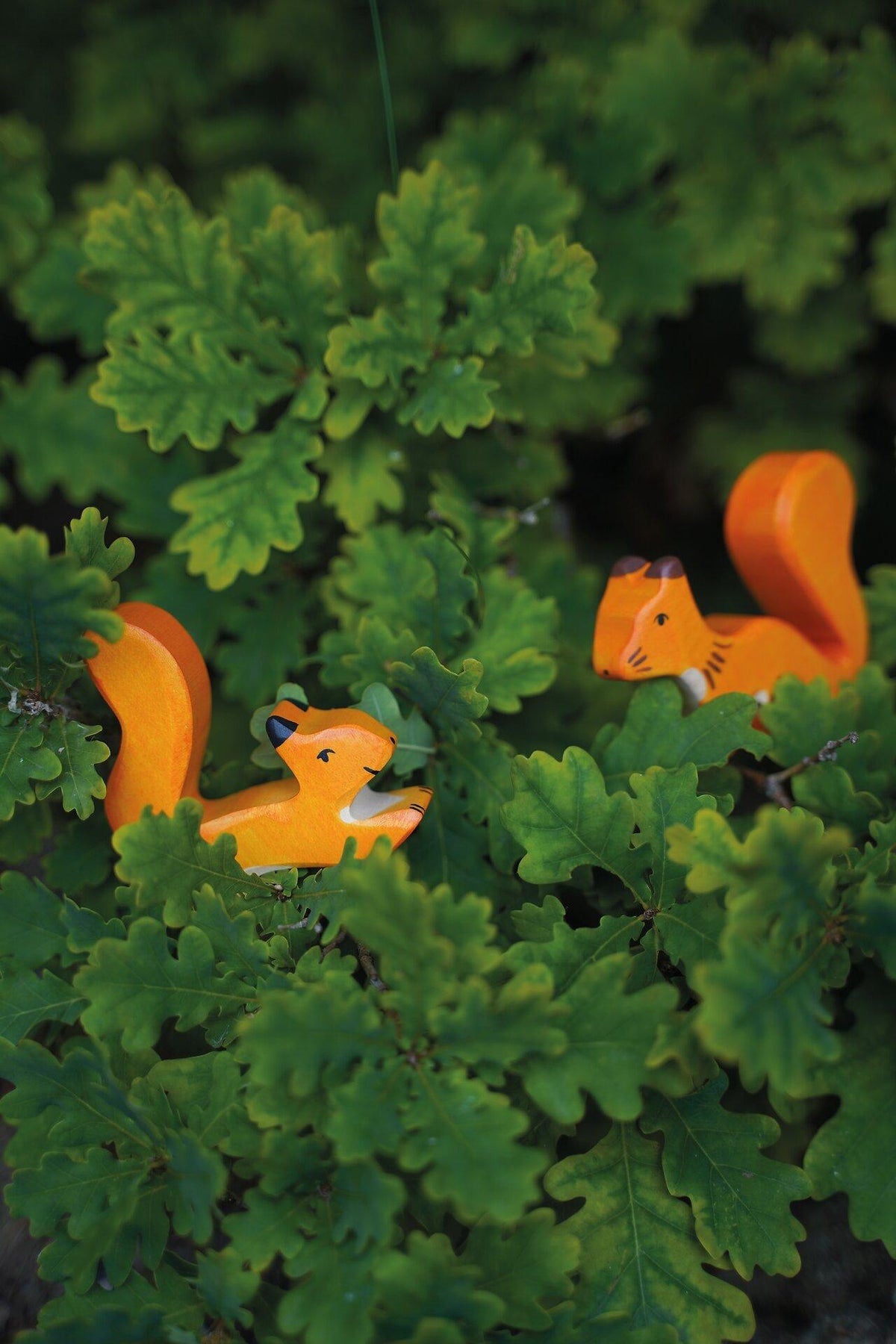 HOLZTIGER Holzfigur Eichhörnchen in Orange – Seitenansicht