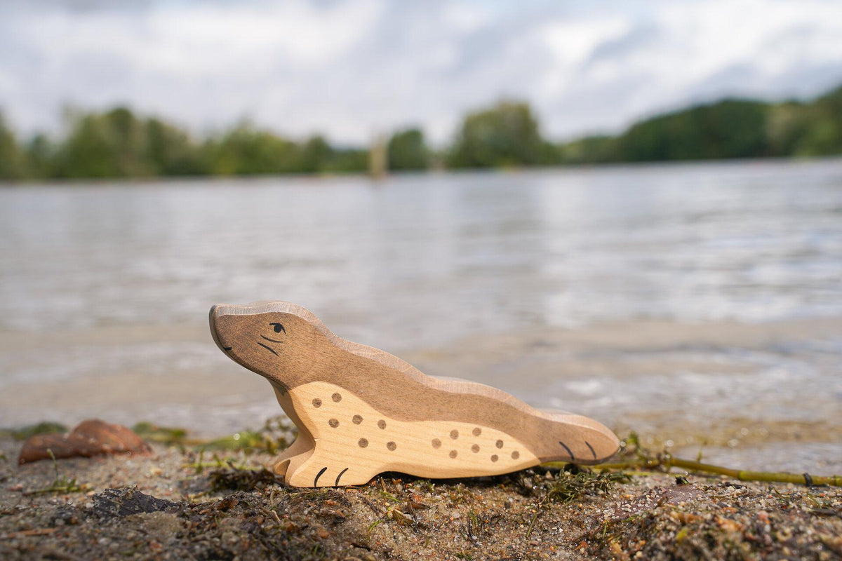 HOLZTIGER Holzfigur Robbe mit erhobenem Kopf – Ansicht