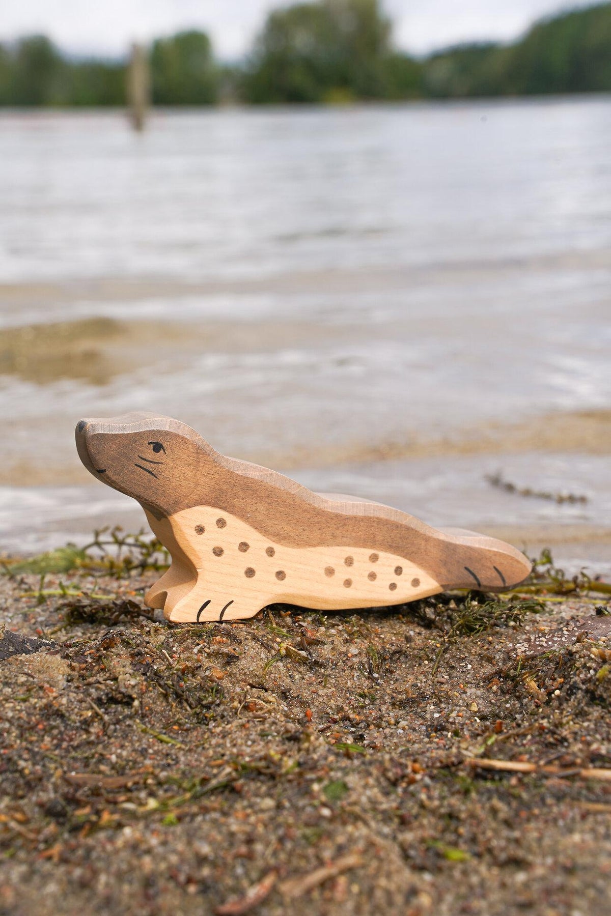HOLZTIGER Holzfigur Robbe mit erhobenem Kopf – zweite Ansicht