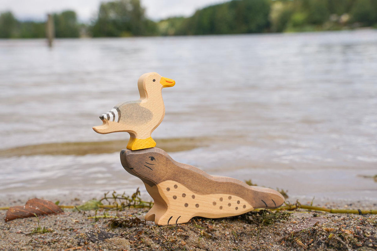 HOLZTIGER Holzfigur Robbe mit erhobenem Kopf – dritte Ansicht
