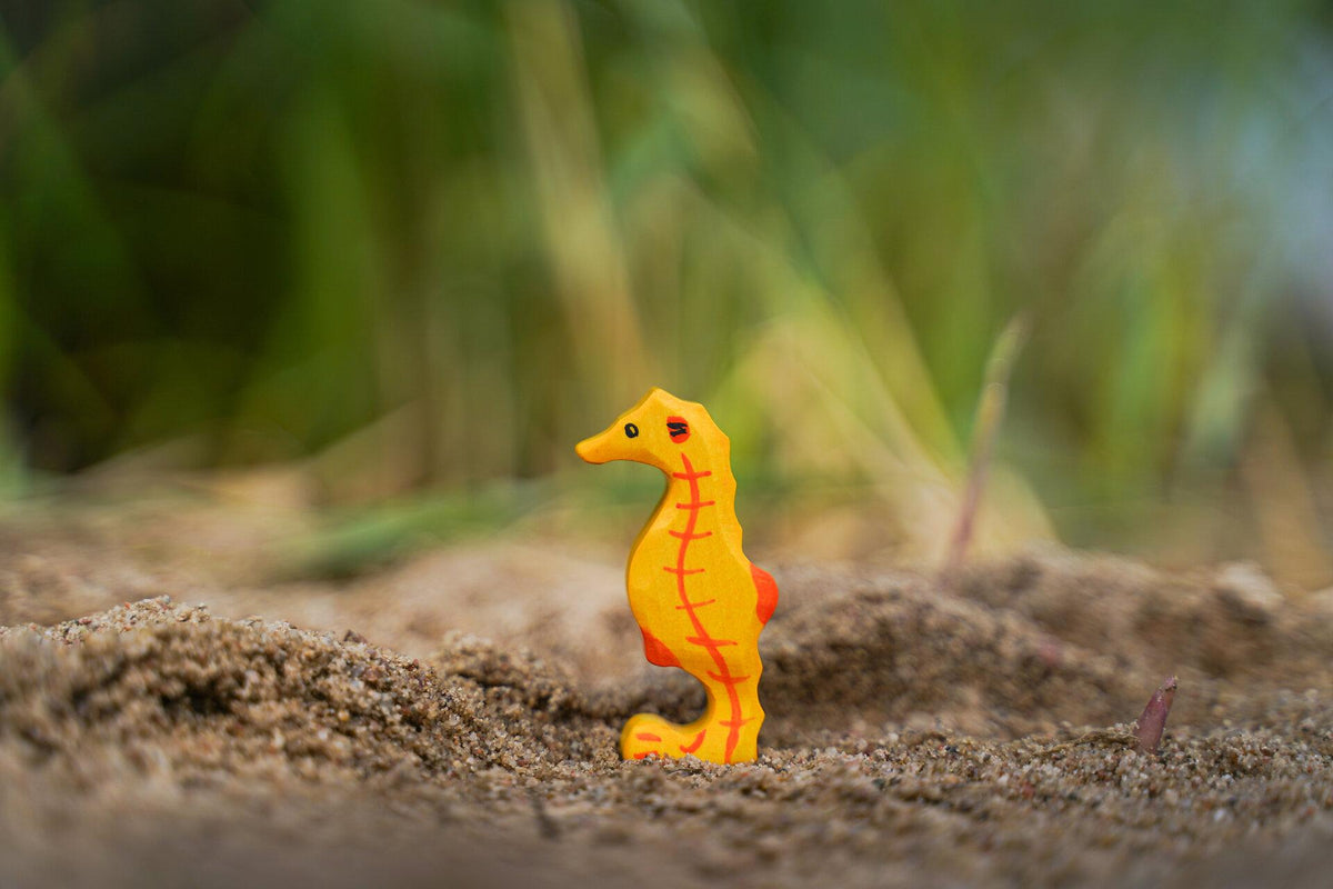 HOLZTIGER Holzfigur Seepferd in Gelb und Rot – weitere Ansicht