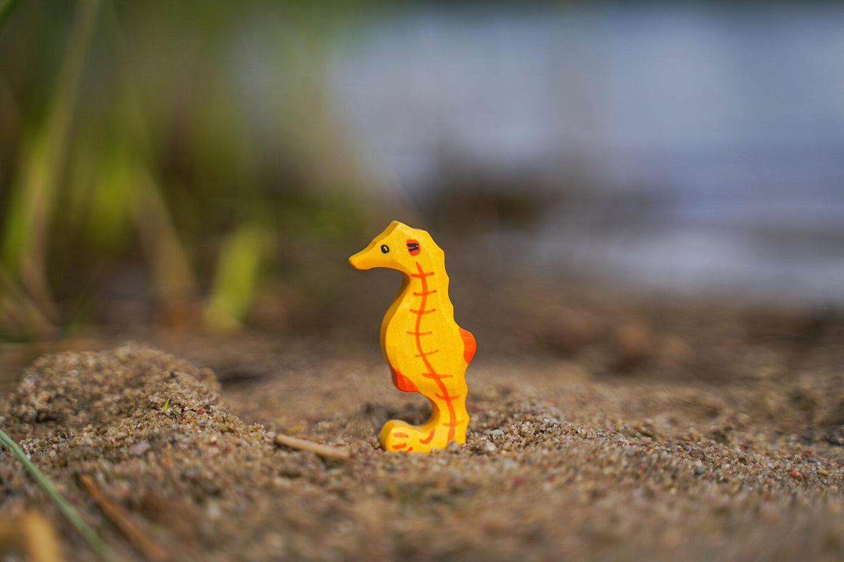 HOLZTIGER Holzfigur Seepferd in Gelb und Rot – weitere Ansicht