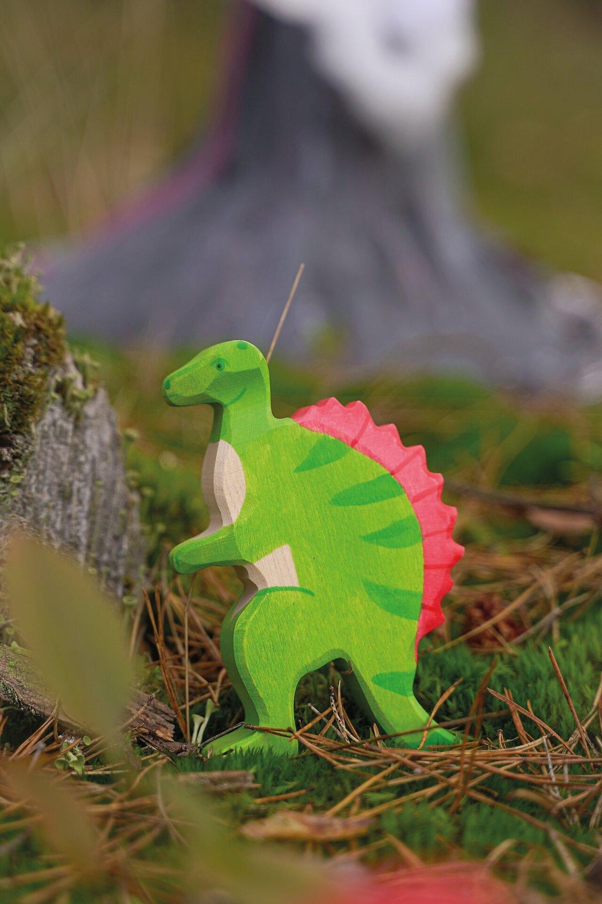HOLZTIGER Holzfigur Spinosaurus mit rotem Rückensegel – Ansicht