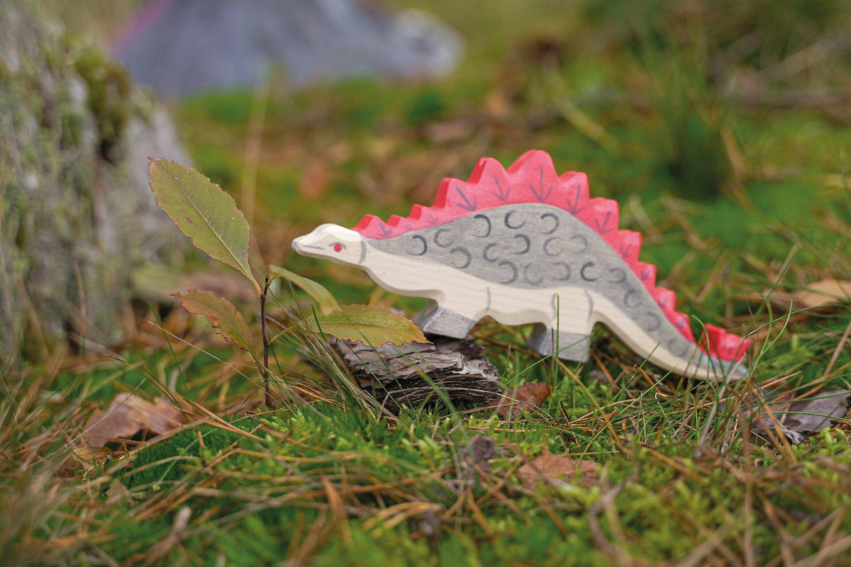 HOLZTIGER Holzfigur Stegosaurus mit roten Rückenplatten