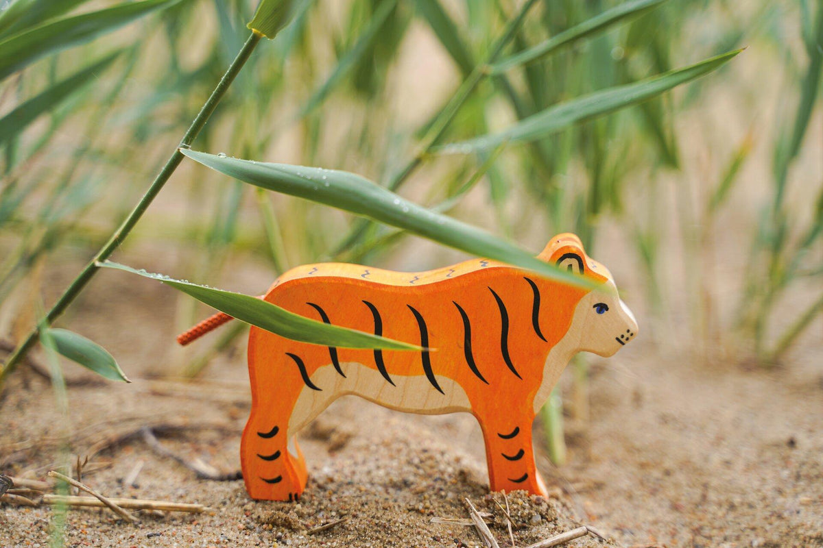 HOLZTIGER Holzfigur Tiger stehend mit blauen Augen – Detailansicht