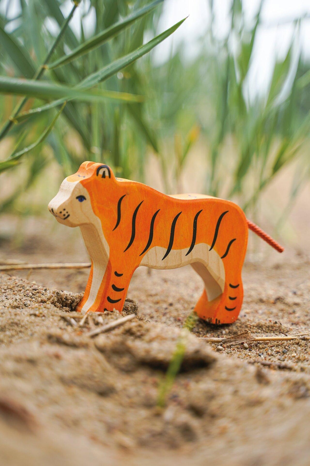 HOLZTIGER Holzfigur Tiger stehend mit blauen Augen – Seitenansicht