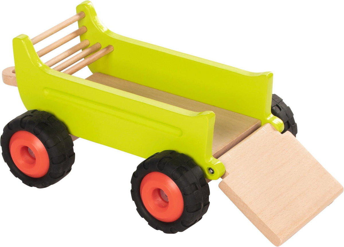 Holztraktor in Grün mit Heuwagen und roten Rädern – weitere Ansicht