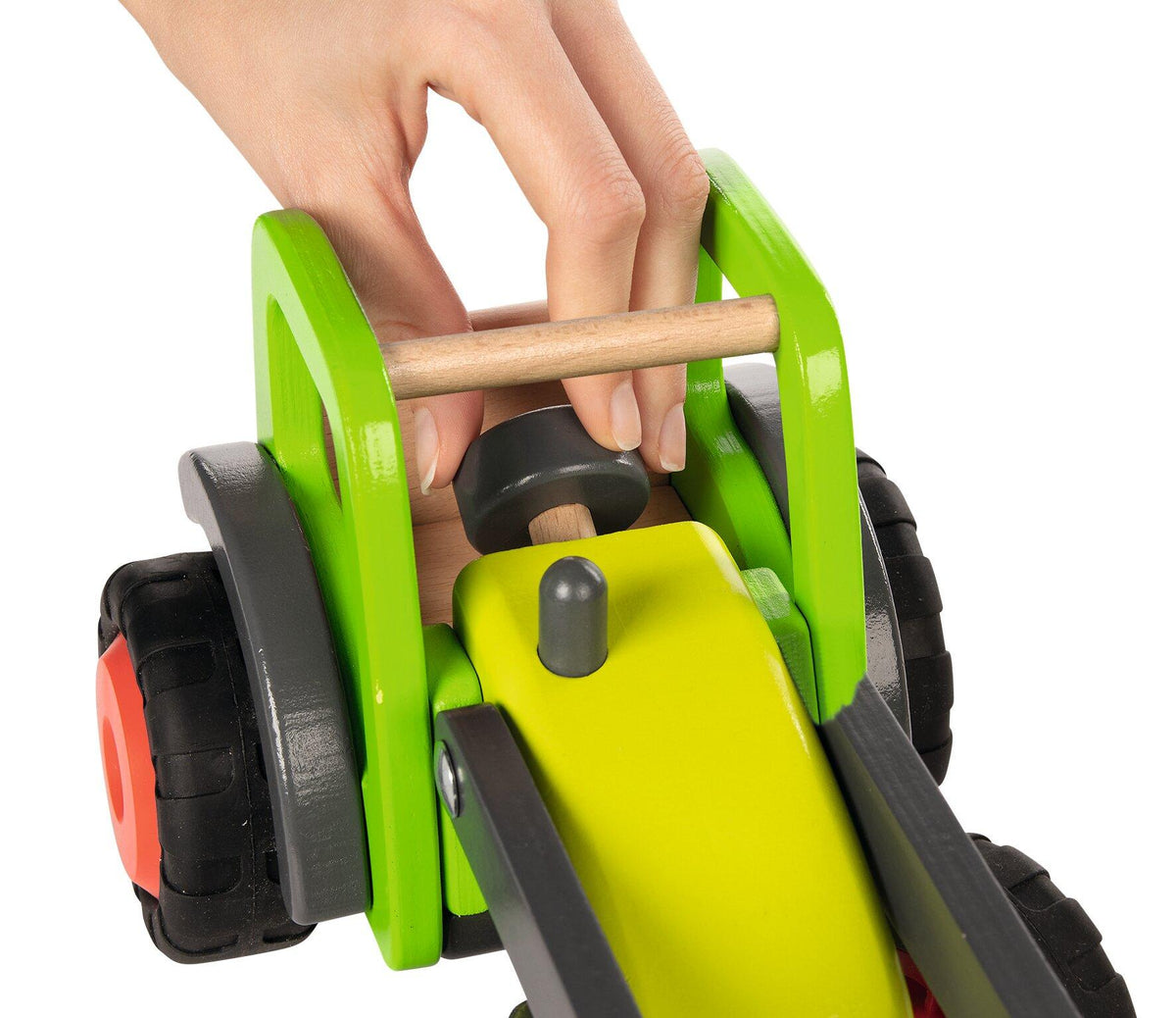 Holztraktor in Grün mit Heuwagen und roten Rädern – weitere Ansicht