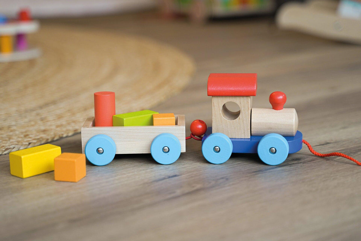 Holzzug Marseille mit Wagen und fünf Bausteinen – Seitenansicht