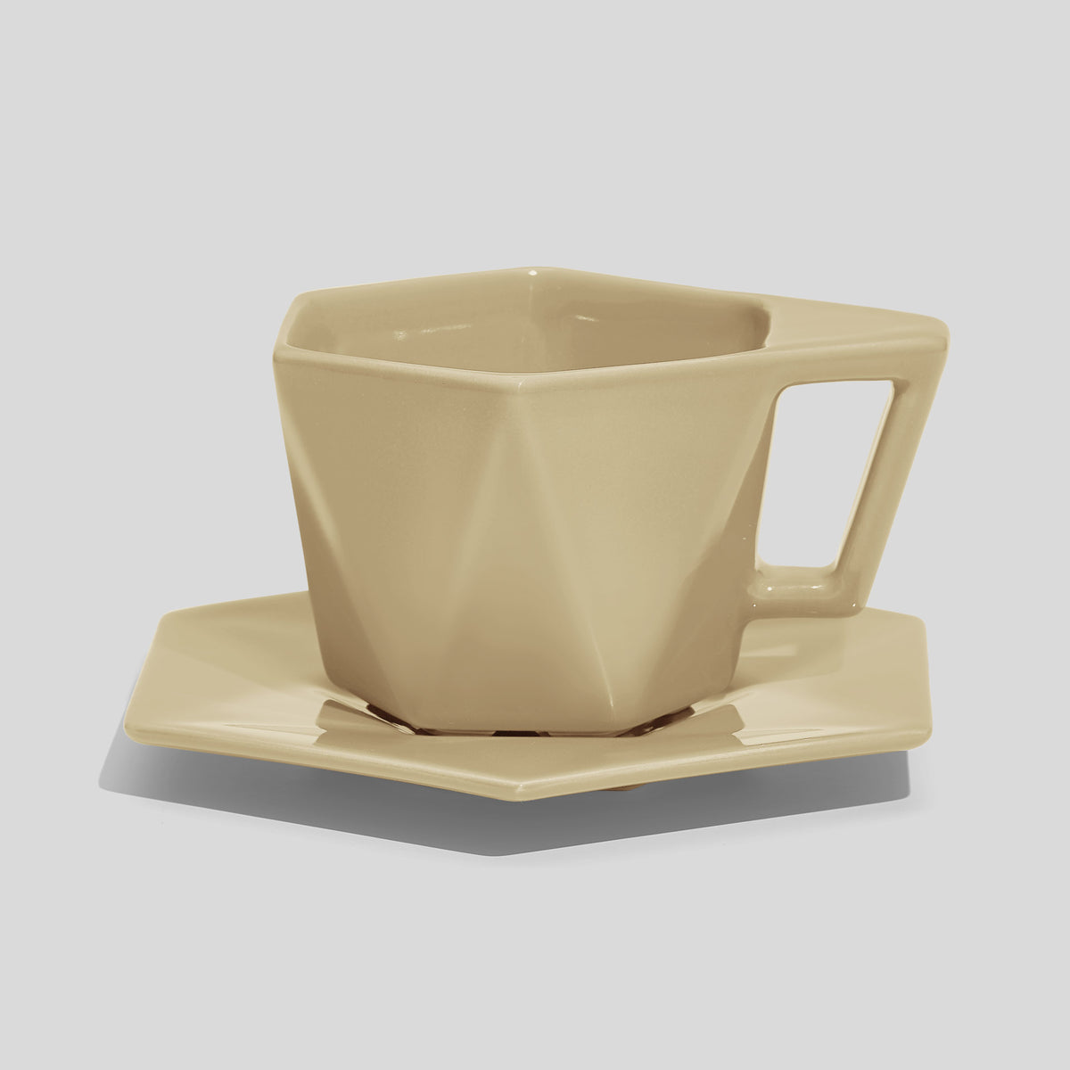 Kantige Tasse mit schrägem Henkel und Untertasse 200 ml – Beige