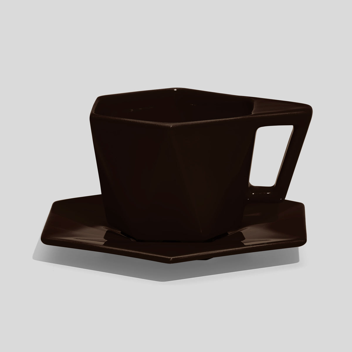 Kantige Tasse mit schrägem Henkel und Untertasse 200 ml – Dunkelbraun