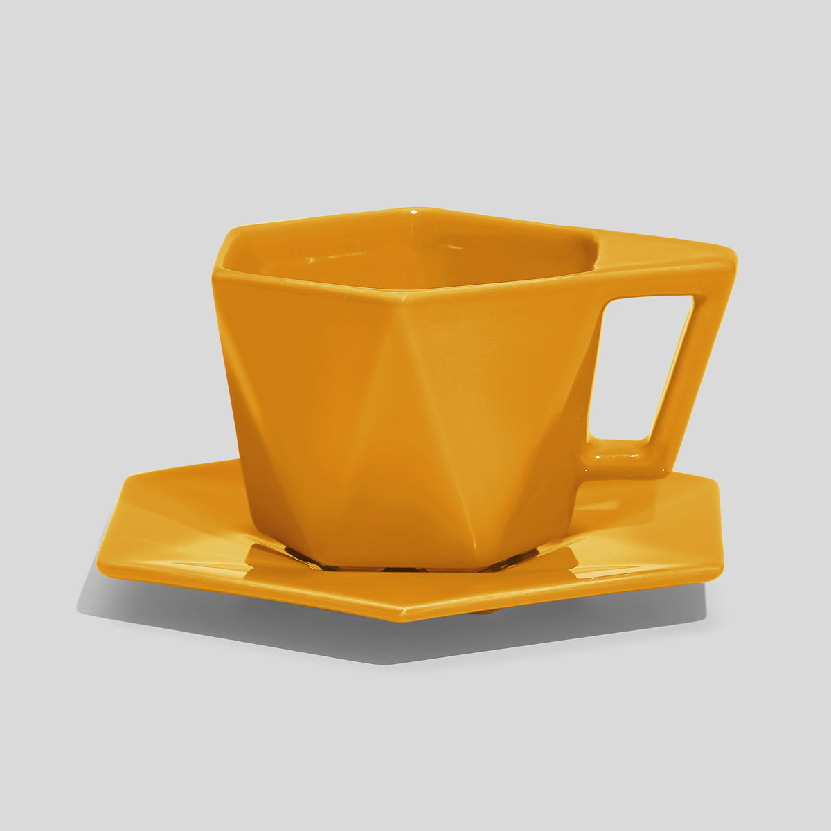 Kantige Tasse mit schrägem Henkel und Untertasse 200 ml – Gelb