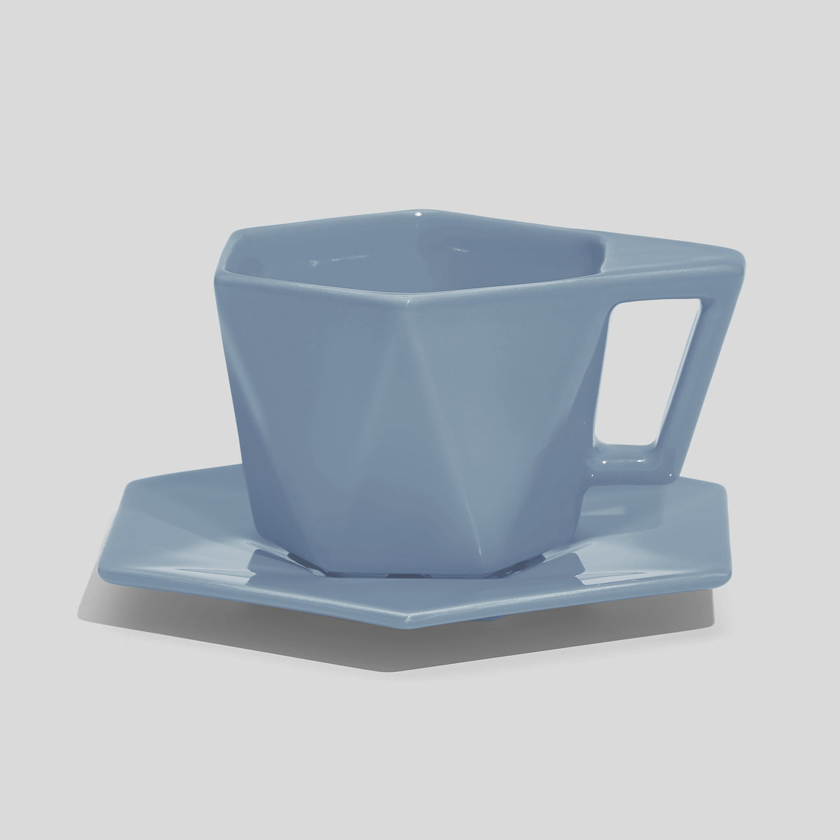 Kantige Tasse mit schrägem Henkel und Untertasse 200 ml – Hellblau