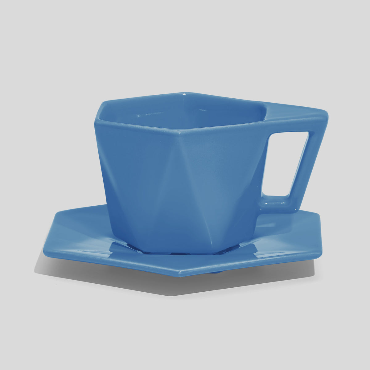 Kantige Tasse mit schrägem Henkel und Untertasse 200 ml – Himmelblau