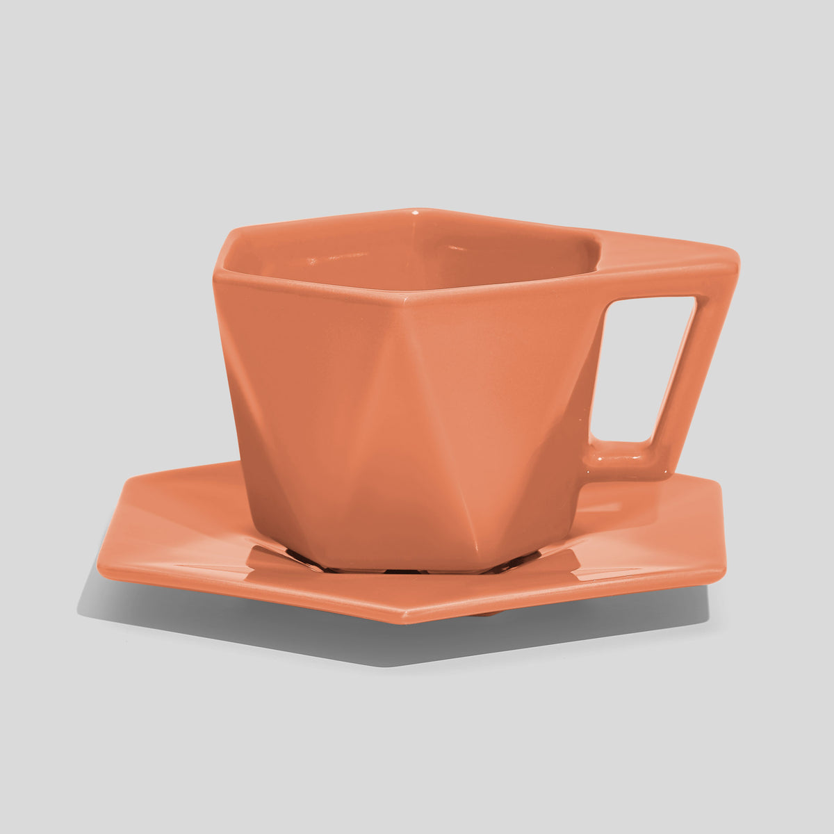 Kantige Tasse mit schrägem Henkel und Untertasse 200 ml – Lachs