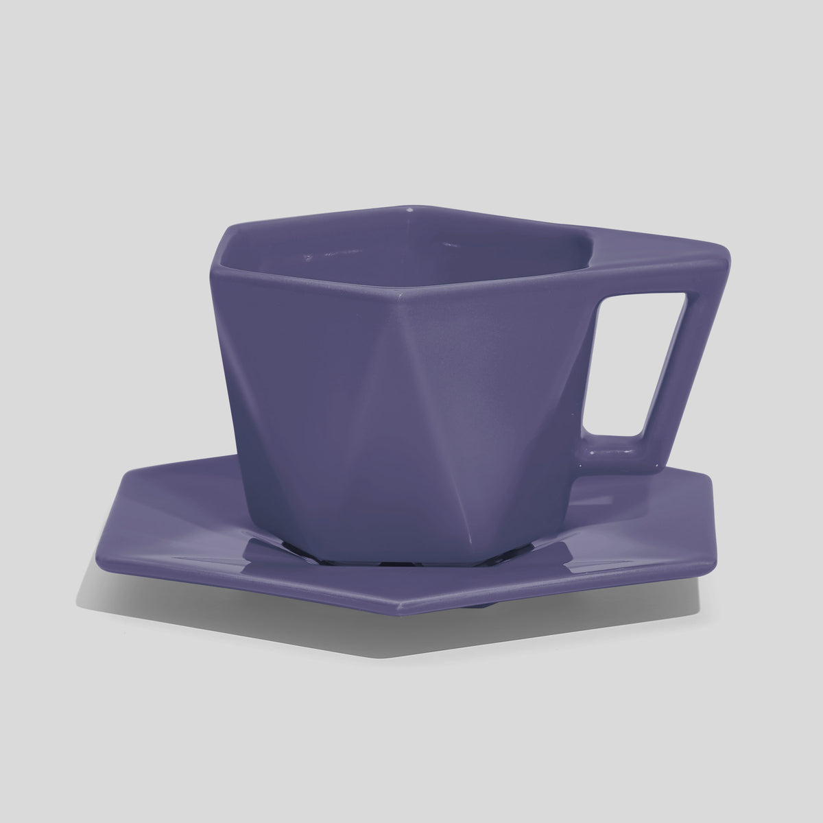 Kantige Tasse mit schrägem Henkel und Untertasse 200 ml – Lavendel