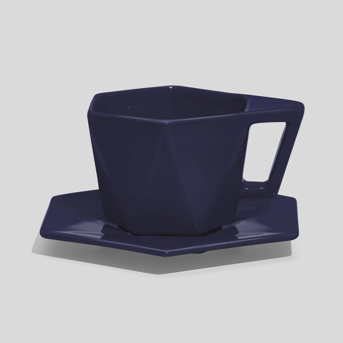 Kantige Tasse mit schrägem Henkel und Untertasse 200 ml – Marineblau