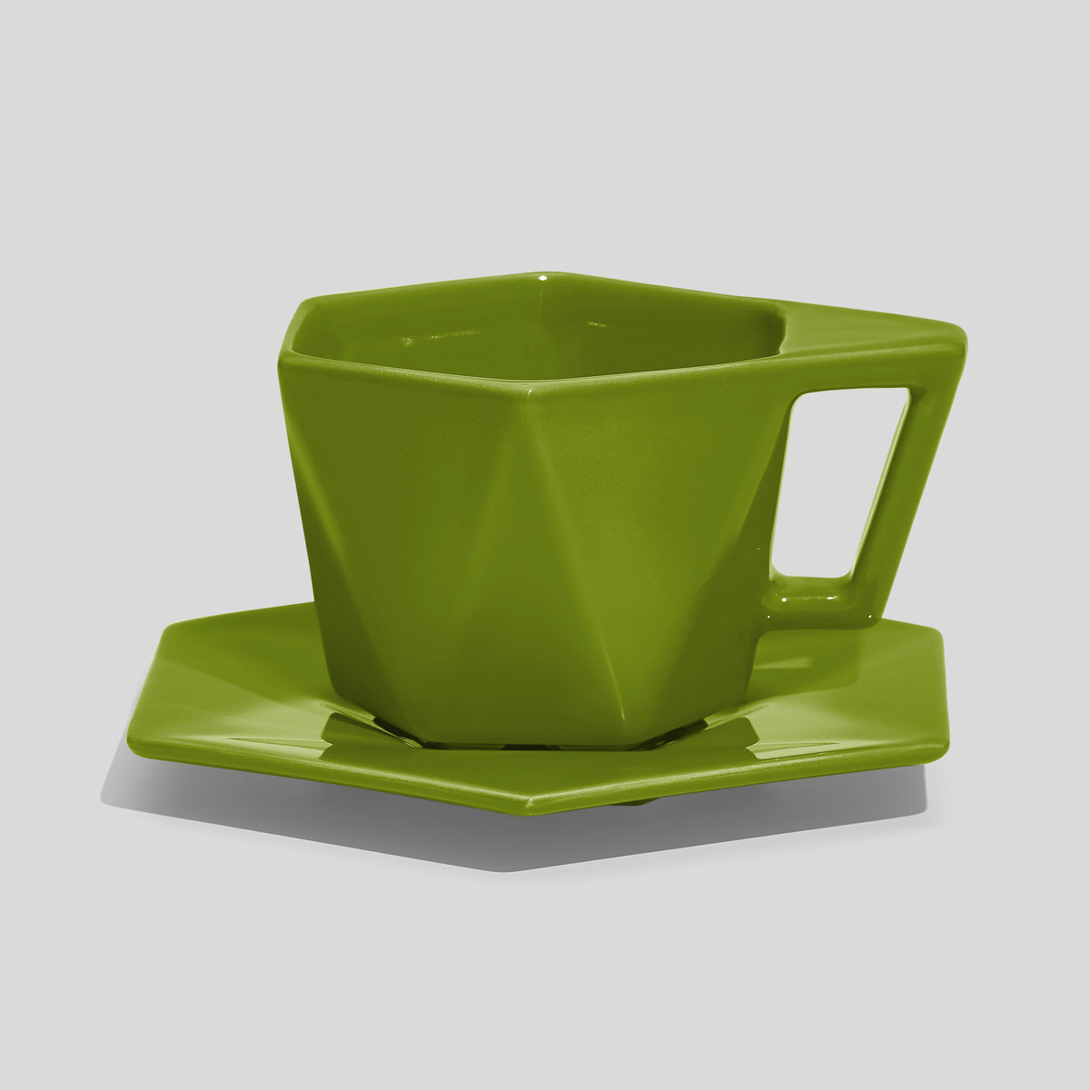 Kantige Tasse mit schrägem Henkel und Untertasse 200 ml – Olivgrün
