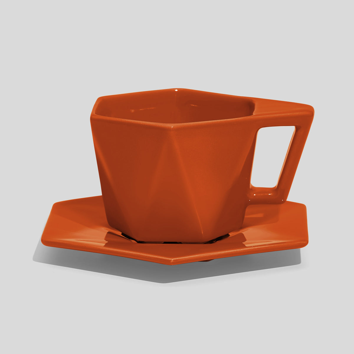 Kantige Tasse mit schrägem Henkel und Untertasse 200 ml – Orange