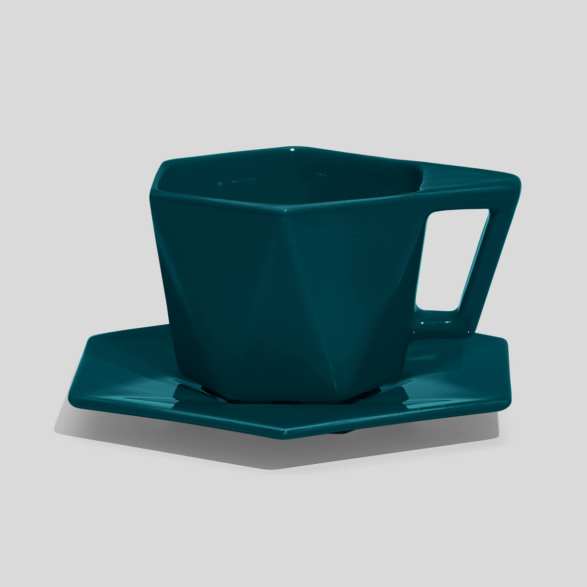 Kantige Tasse mit schrägem Henkel und Untertasse 200 ml – Petrol