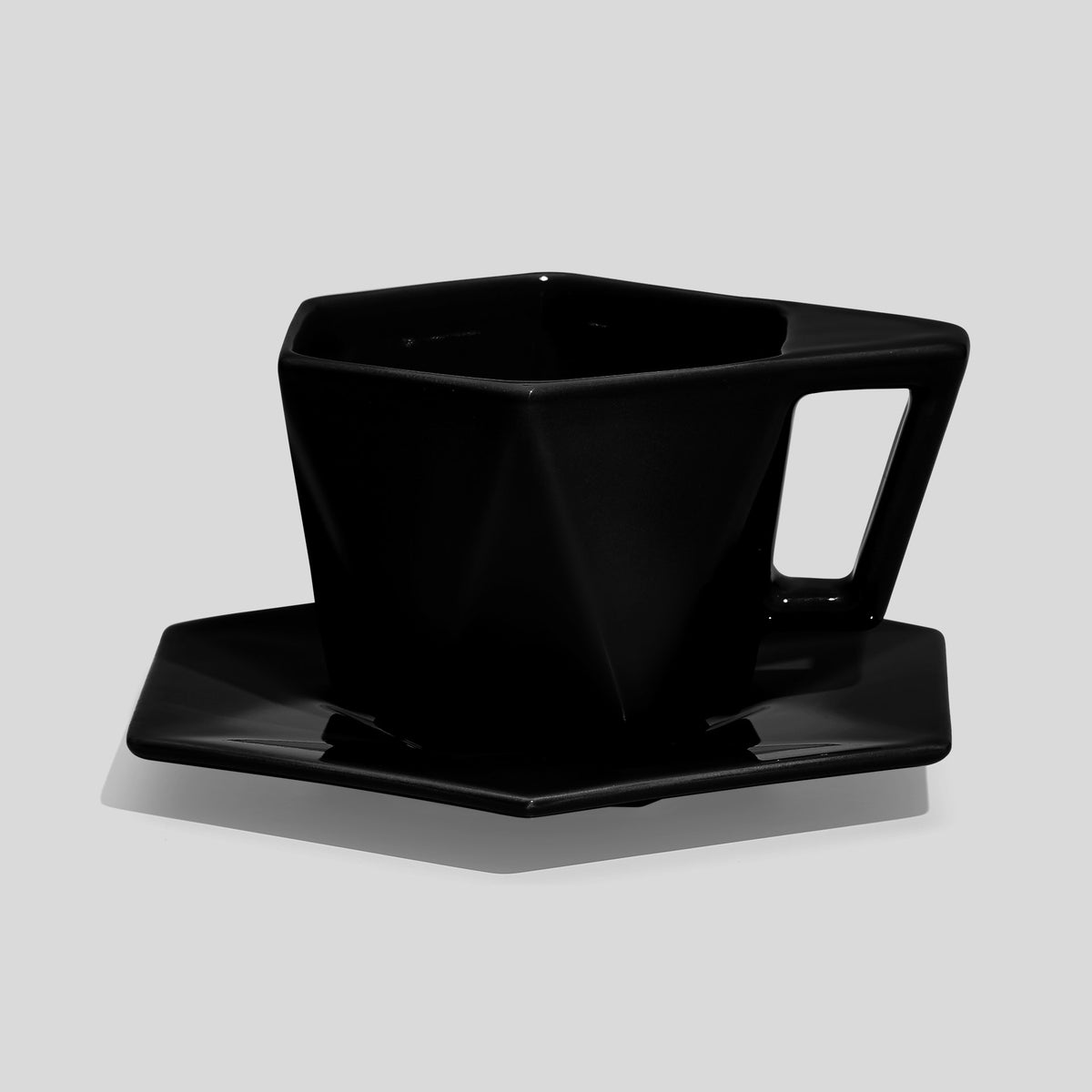 Kantige Tasse mit schrägem Henkel und Untertasse 200 ml – Schwarz