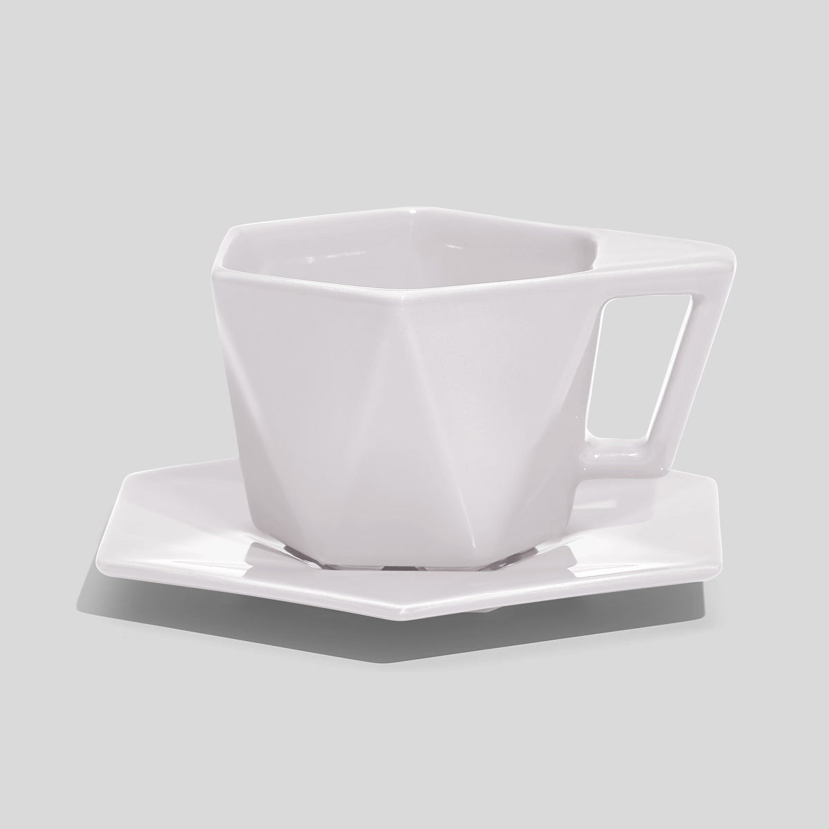 Kantige Tasse mit schrägem Henkel und Untertasse 200 ml – Weiß