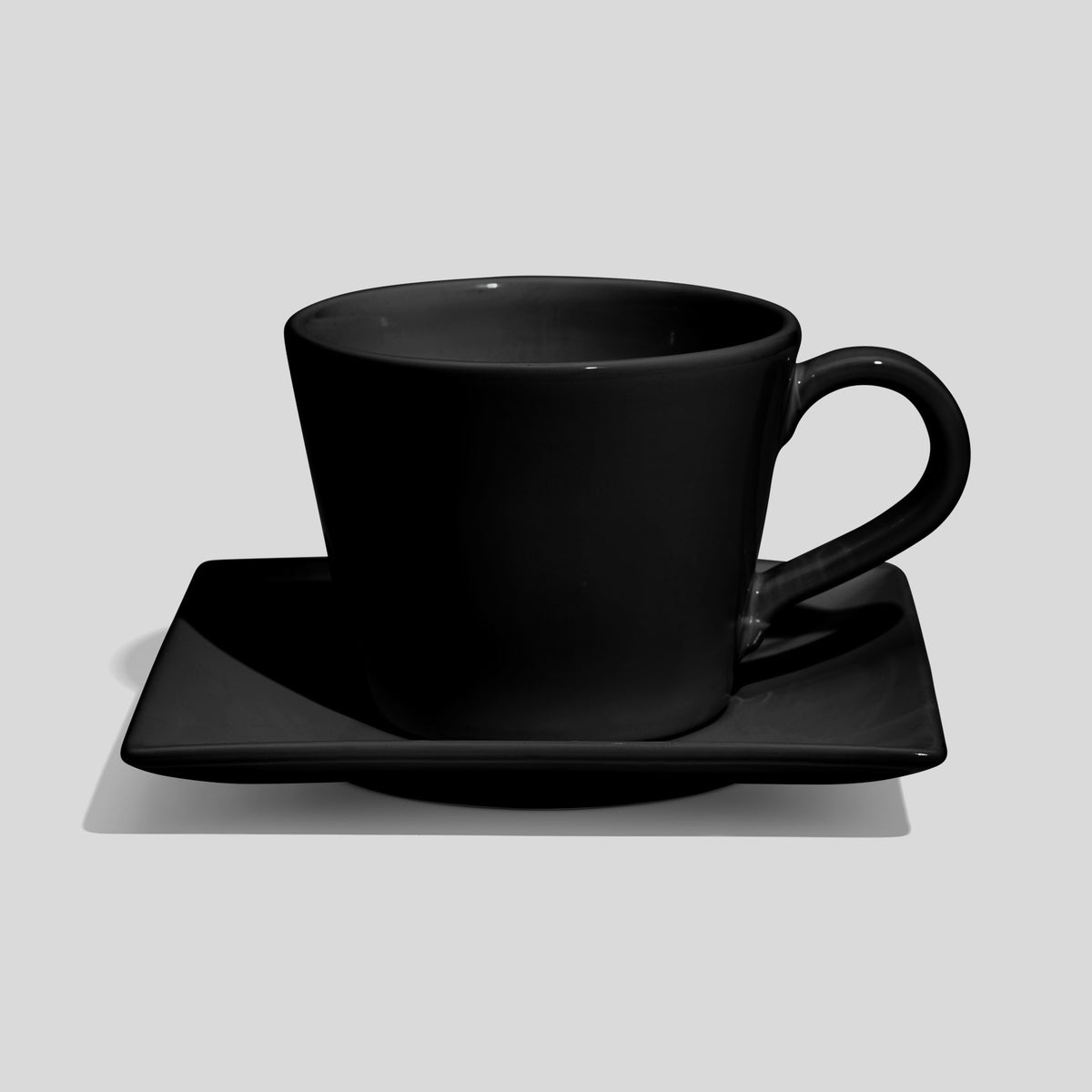 Kegelförmige Kaffeetasse mit eckiger Untertasse 420 ml – Schwarz