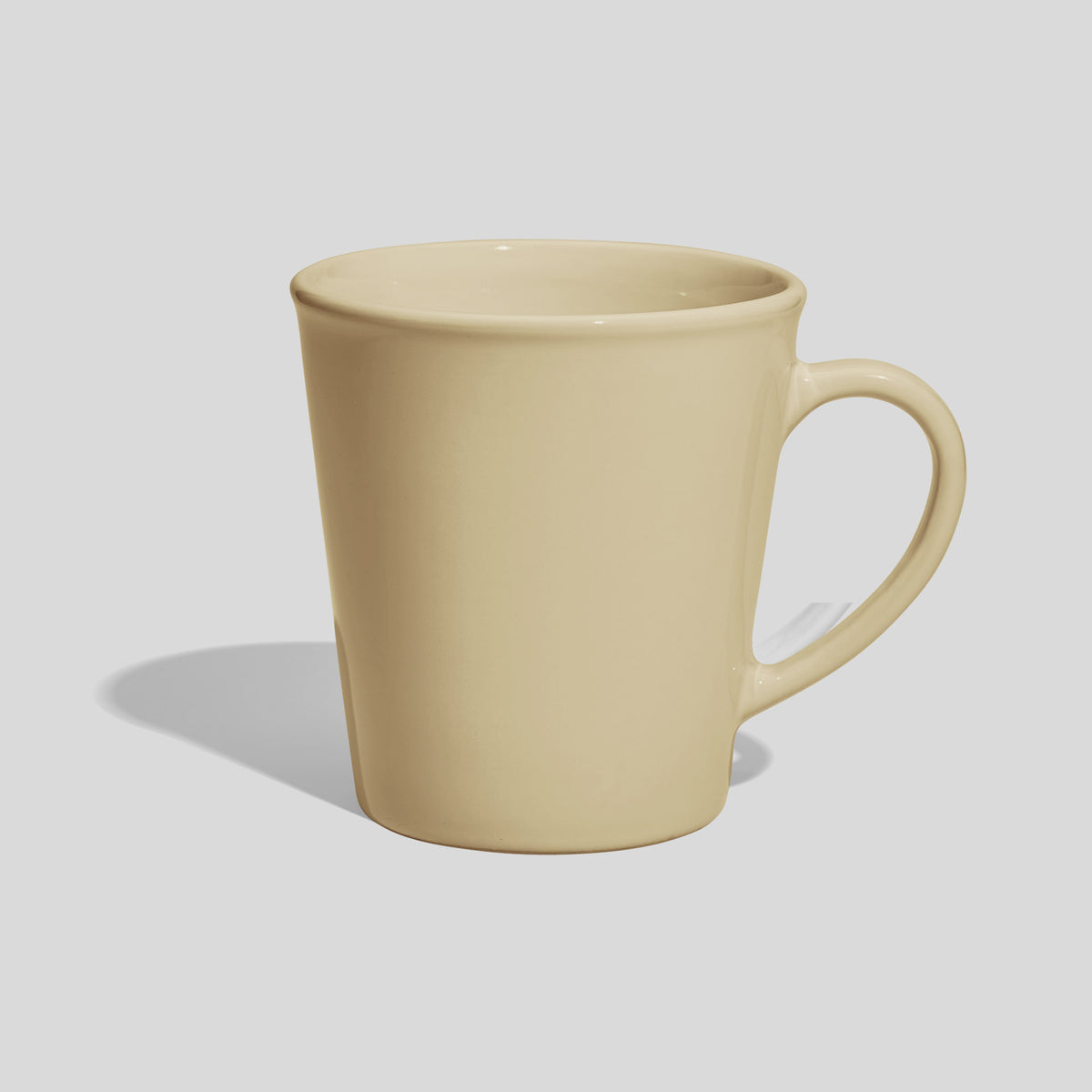 Kegelförmige Keramiktasse 350 ml mit Wulstrand und Rundhenkel – Beige