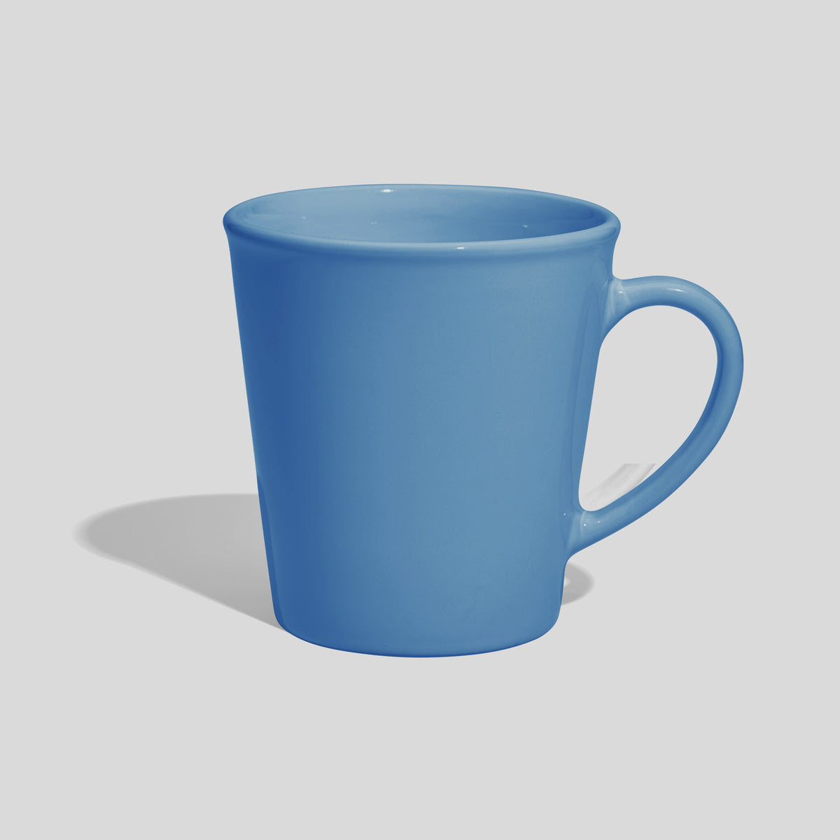 Kegelförmige Keramiktasse 350 ml mit Wulstrand und Rundhenkel – Himmelblau