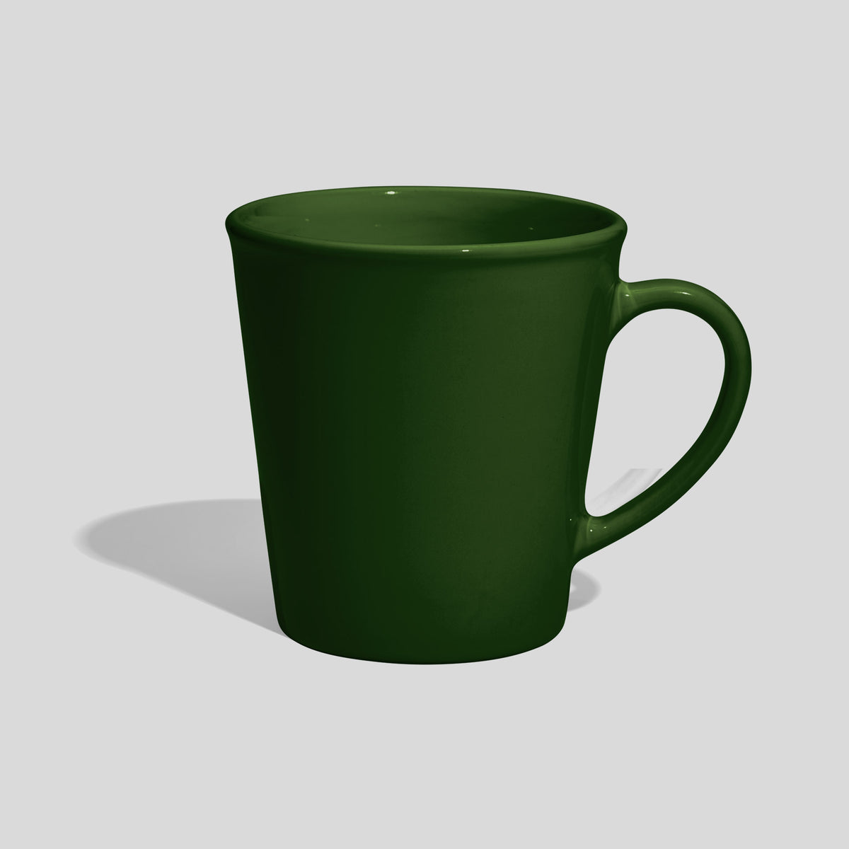 Kegelförmige Keramiktasse 350 ml mit Wulstrand und Rundhenkel – Tannengrün