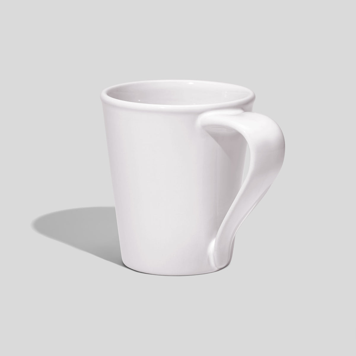 Kegelförmige Keramiktasse 380 ml mit Flachhenkel – Weiß