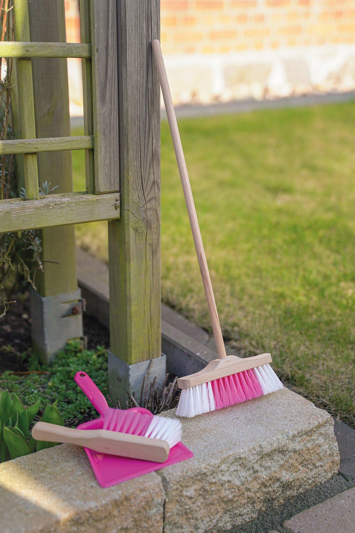 Kehrset pink für Kinder mit Handfeger, Besen und Schaufel – Detail