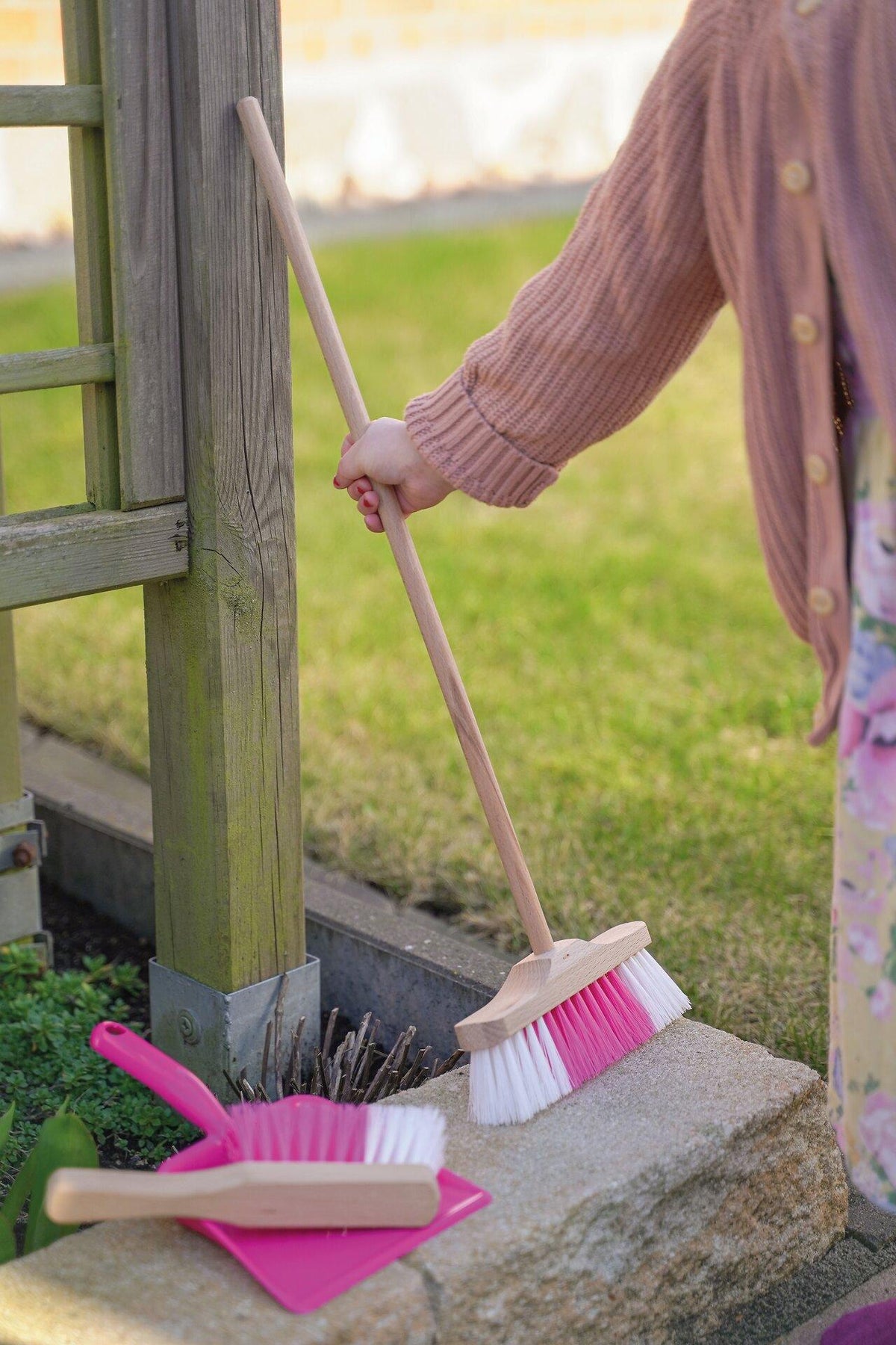 Kehrset pink für Kinder mit Handfeger, Besen und Schaufel – weitere Ansicht
