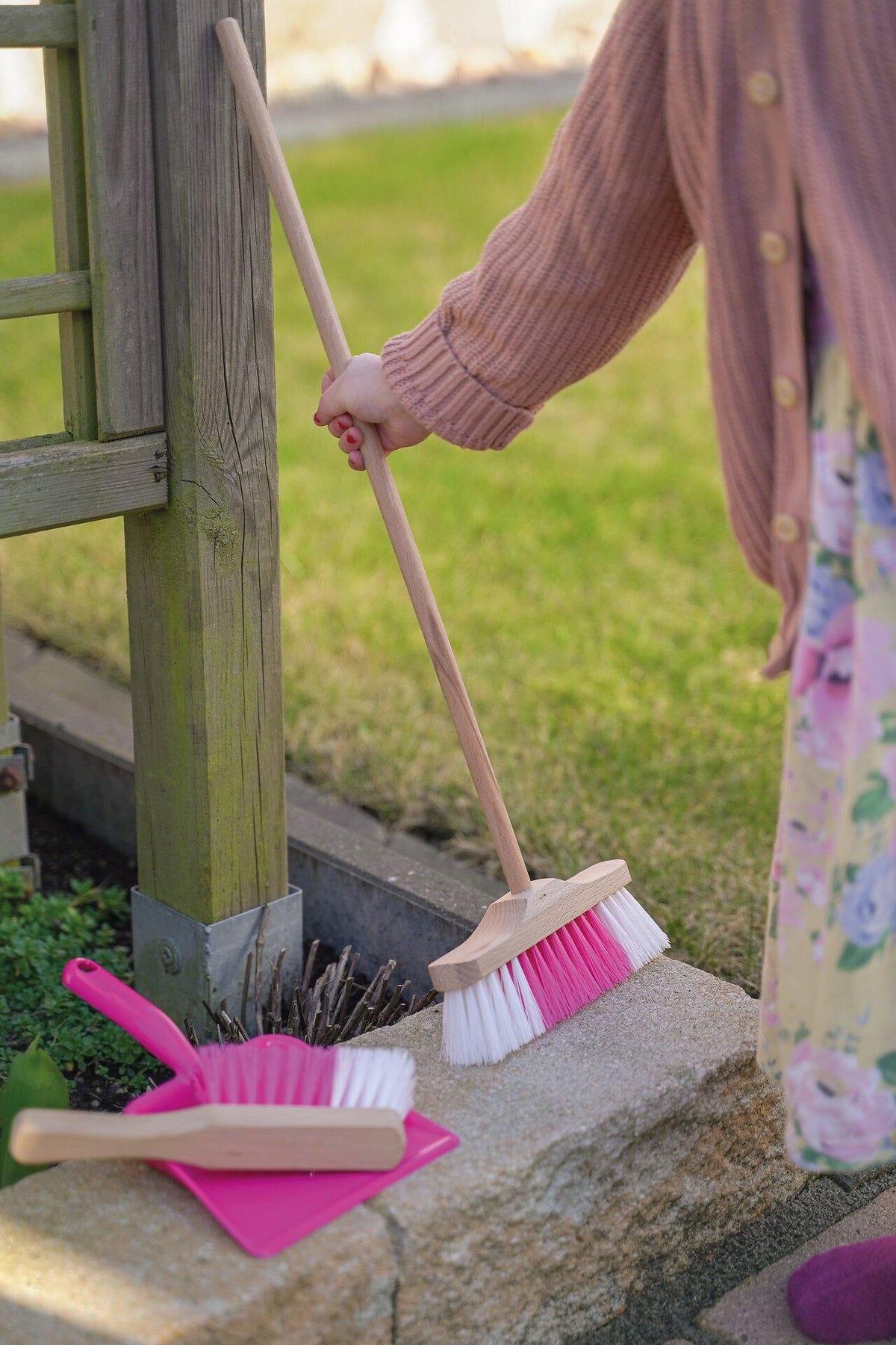 Kehrset pink für Kinder mit Handfeger, Besen und Schaufel – weitere Ansicht