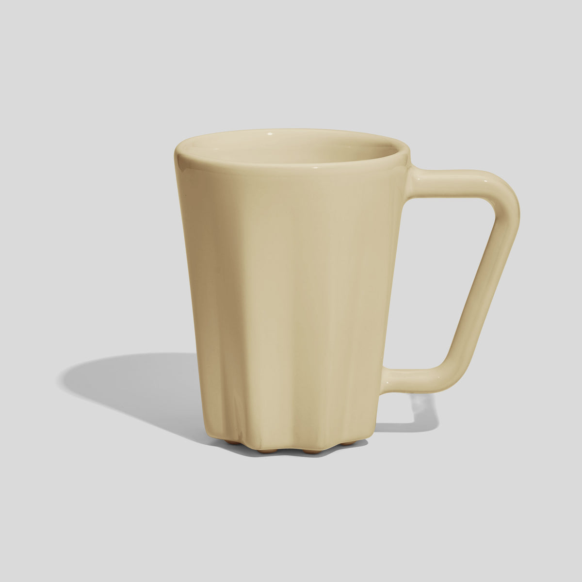 Keramiktasse 250 ml mit Rippen am Fuß und Eckhenkel – Beige