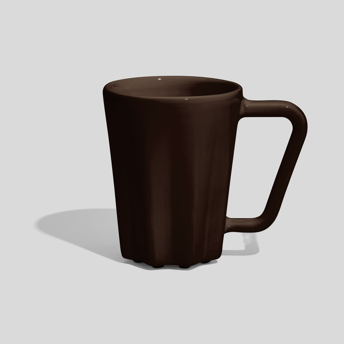 Keramiktasse 250 ml mit Rippen am Fuß und Eckhenkel – Dunkelbraun