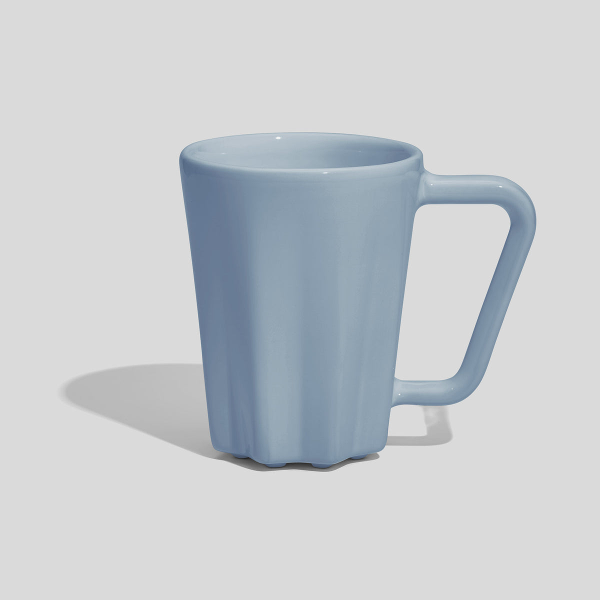 Keramiktasse 250 ml mit Rippen am Fuß und Eckhenkel – Hellblau