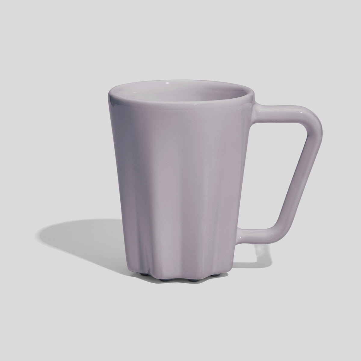 Keramiktasse 250 ml mit Rippen am Fuß und Eckhenkel – Hellgrau