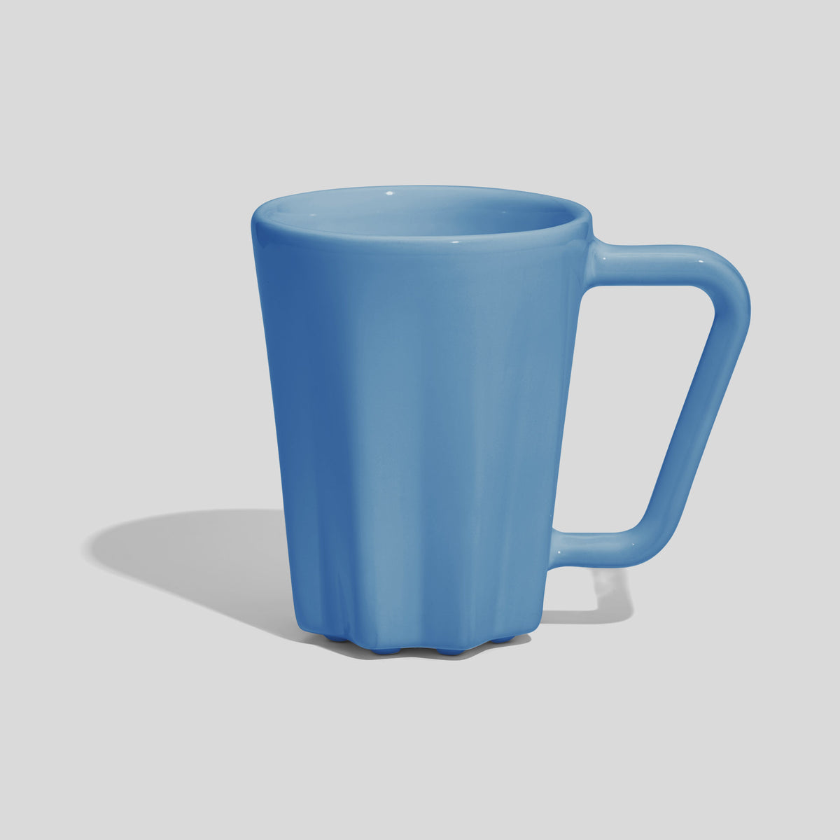 Keramiktasse 250 ml mit Rippen am Fuß und Eckhenkel – Himmelblau