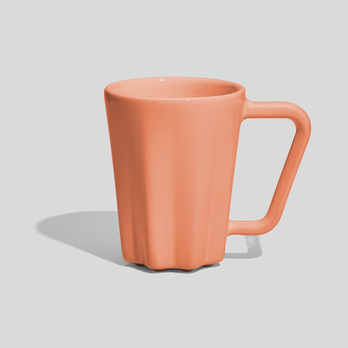 Keramiktasse 250 ml mit Rippen am Fuß und Eckhenkel – Lachs