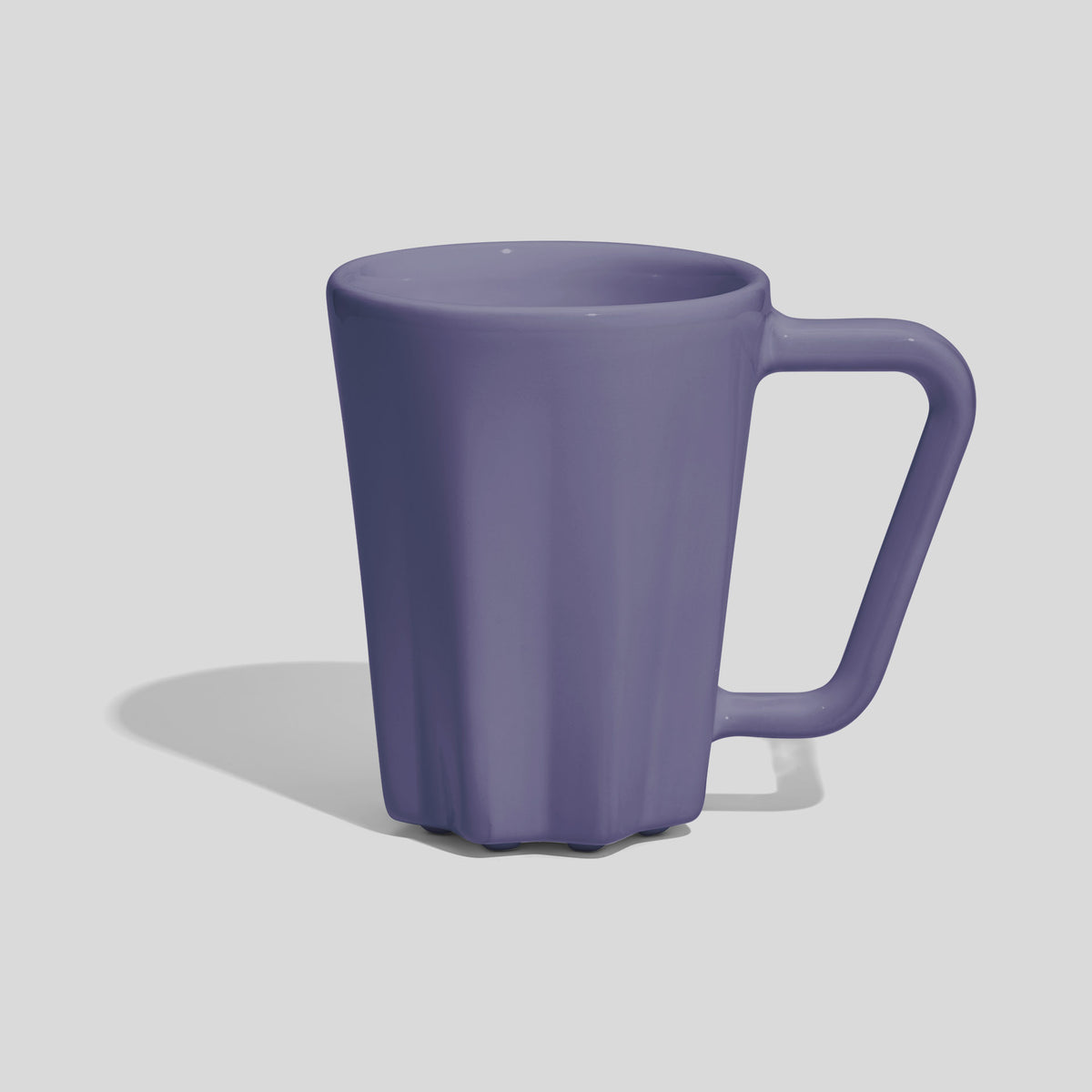 Keramiktasse 250 ml mit Rippen am Fuß und Eckhenkel – Lavendel