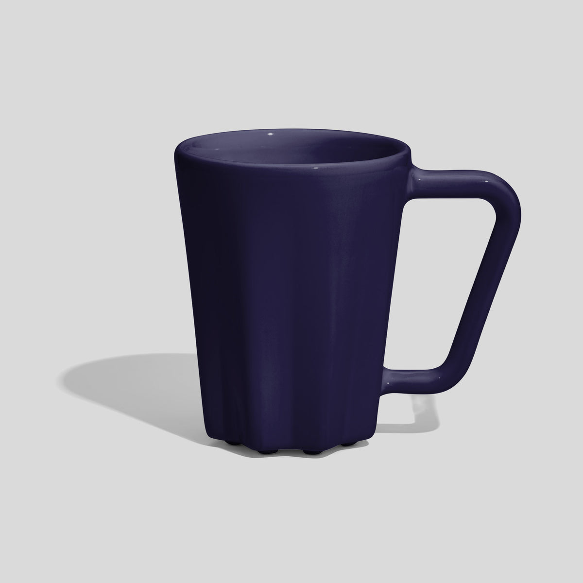 Keramiktasse 250 ml mit Rippen am Fuß und Eckhenkel – Nachtblau