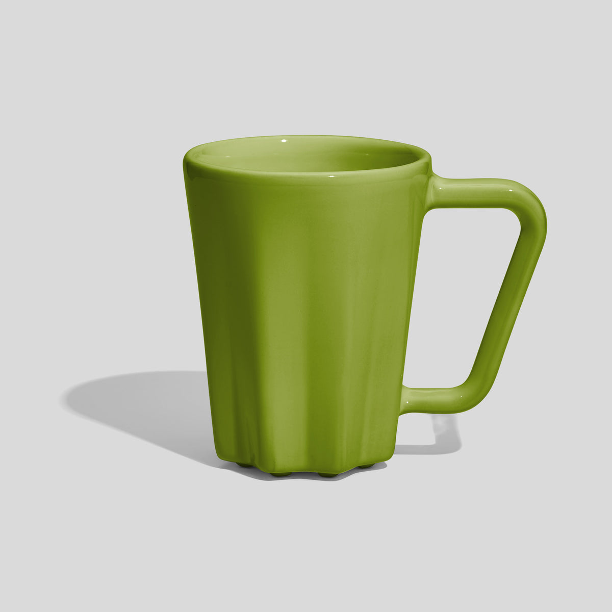 Keramiktasse 250 ml mit Rippen am Fuß und Eckhenkel – Olivgrün