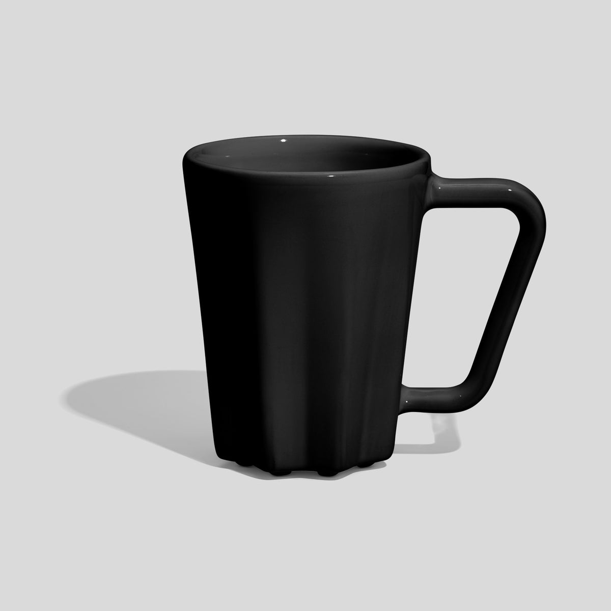 Keramiktasse 250 ml mit Rippen am Fuß und Eckhenkel – Schwarz
