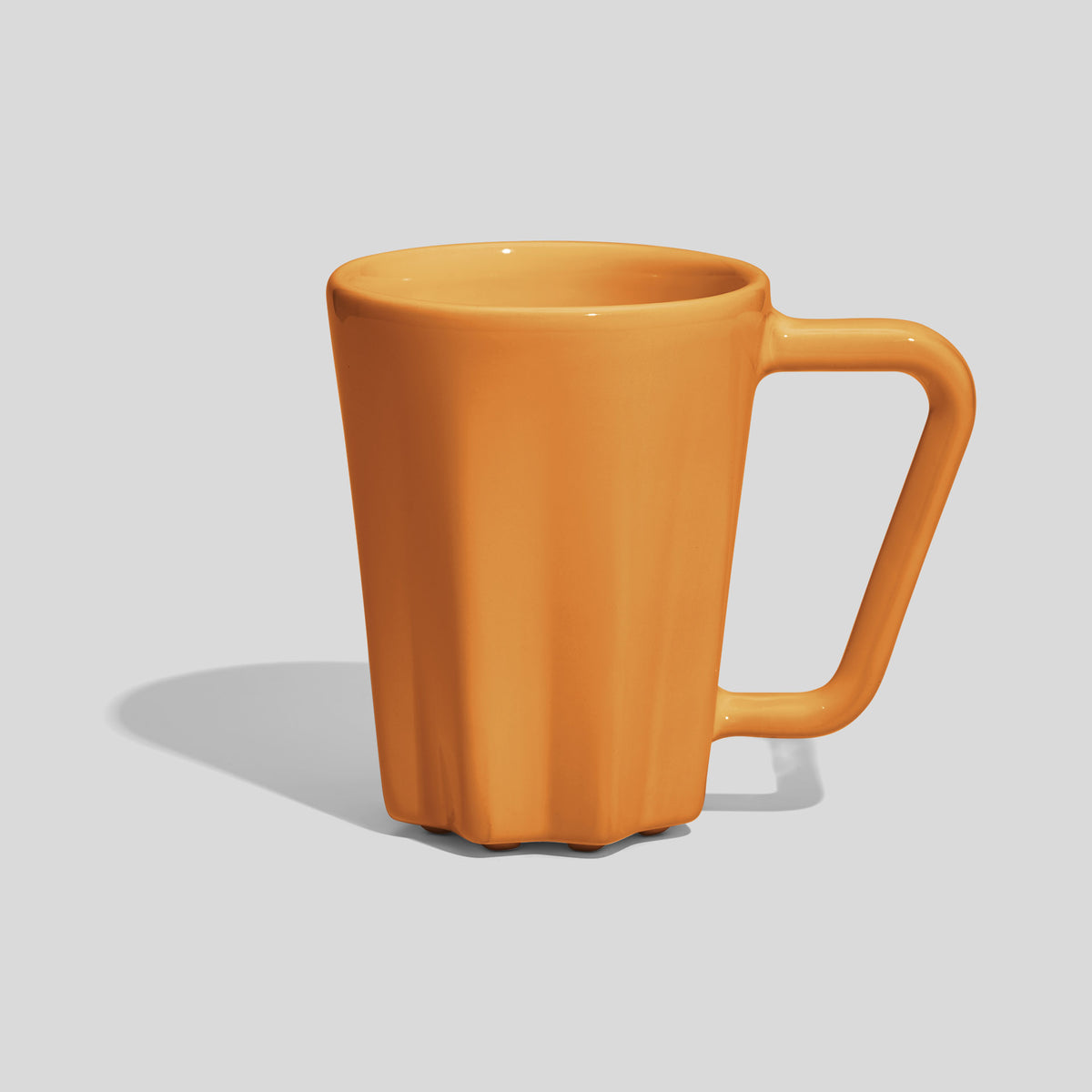 Keramiktasse 250 ml mit Rippen am Fuß und Eckhenkel – Senfgelb