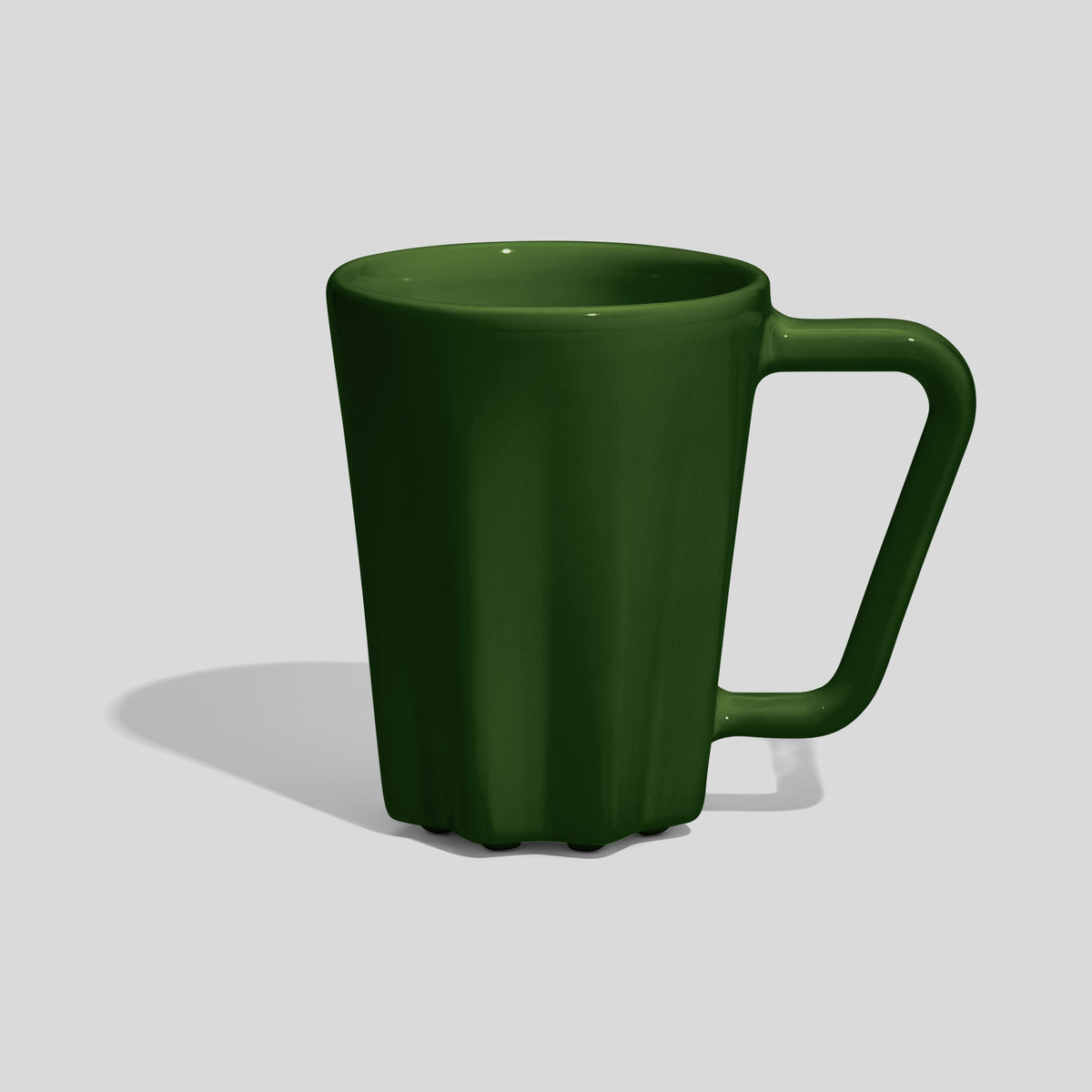 Keramiktasse 250 ml mit Rippen am Fuß und Eckhenkel – Tannengrün