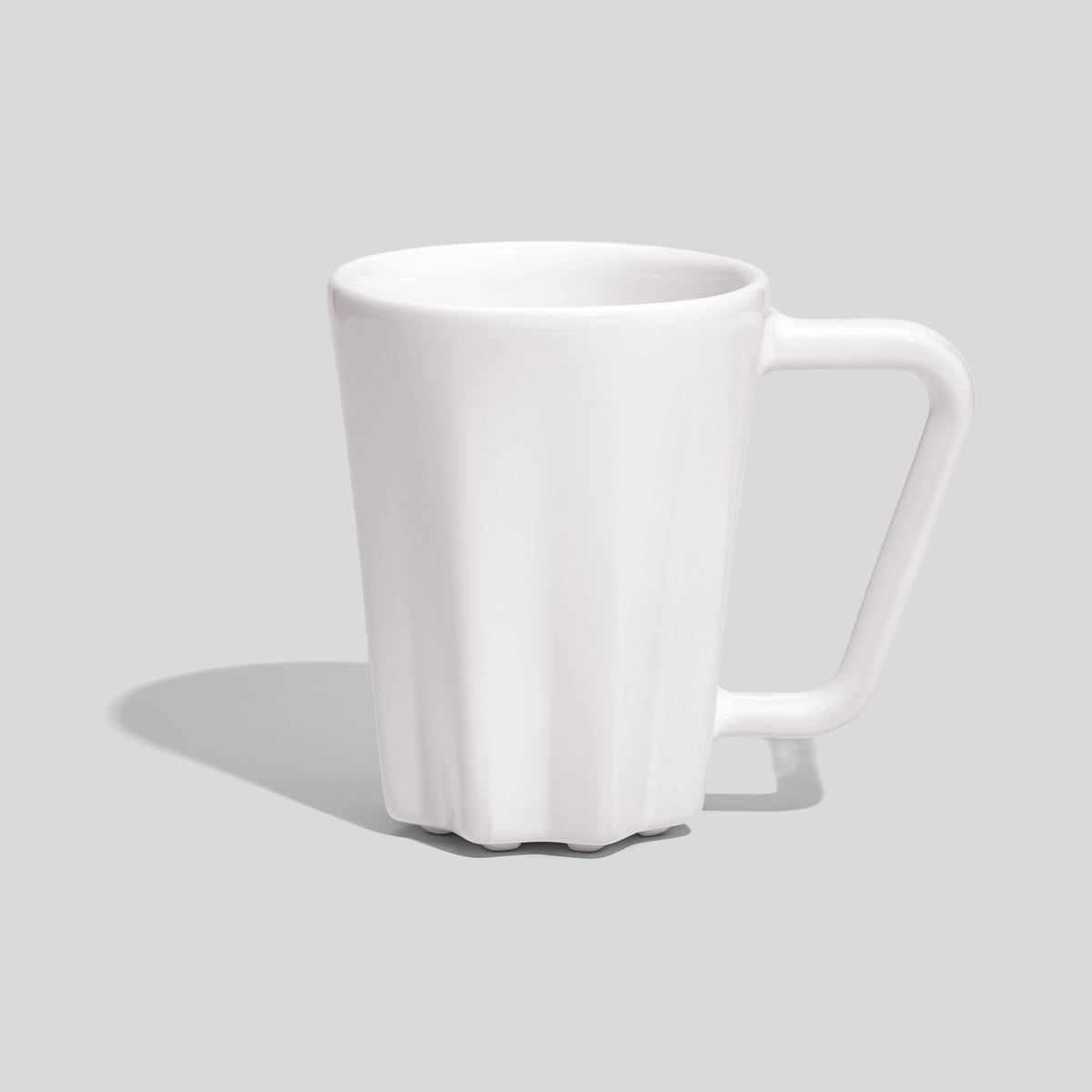Keramiktasse 250 ml mit Rippen am Fuß und Eckhenkel – Weiß