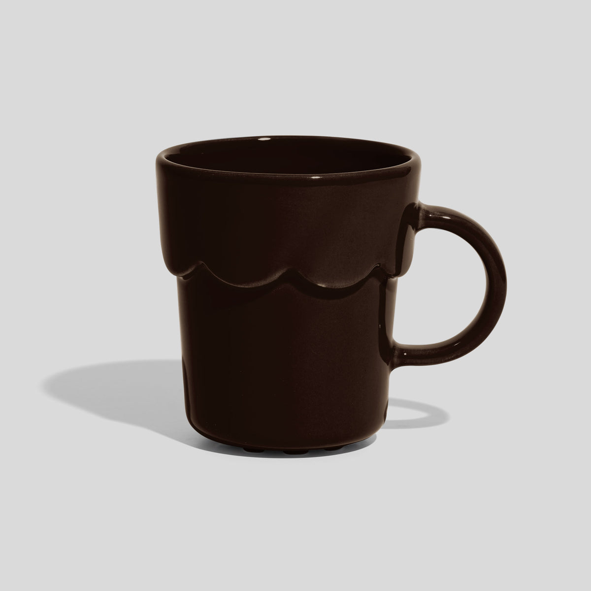 Keramiktasse 250 ml mit Wellenrelief und rundem Henkel – Dunkelbraun